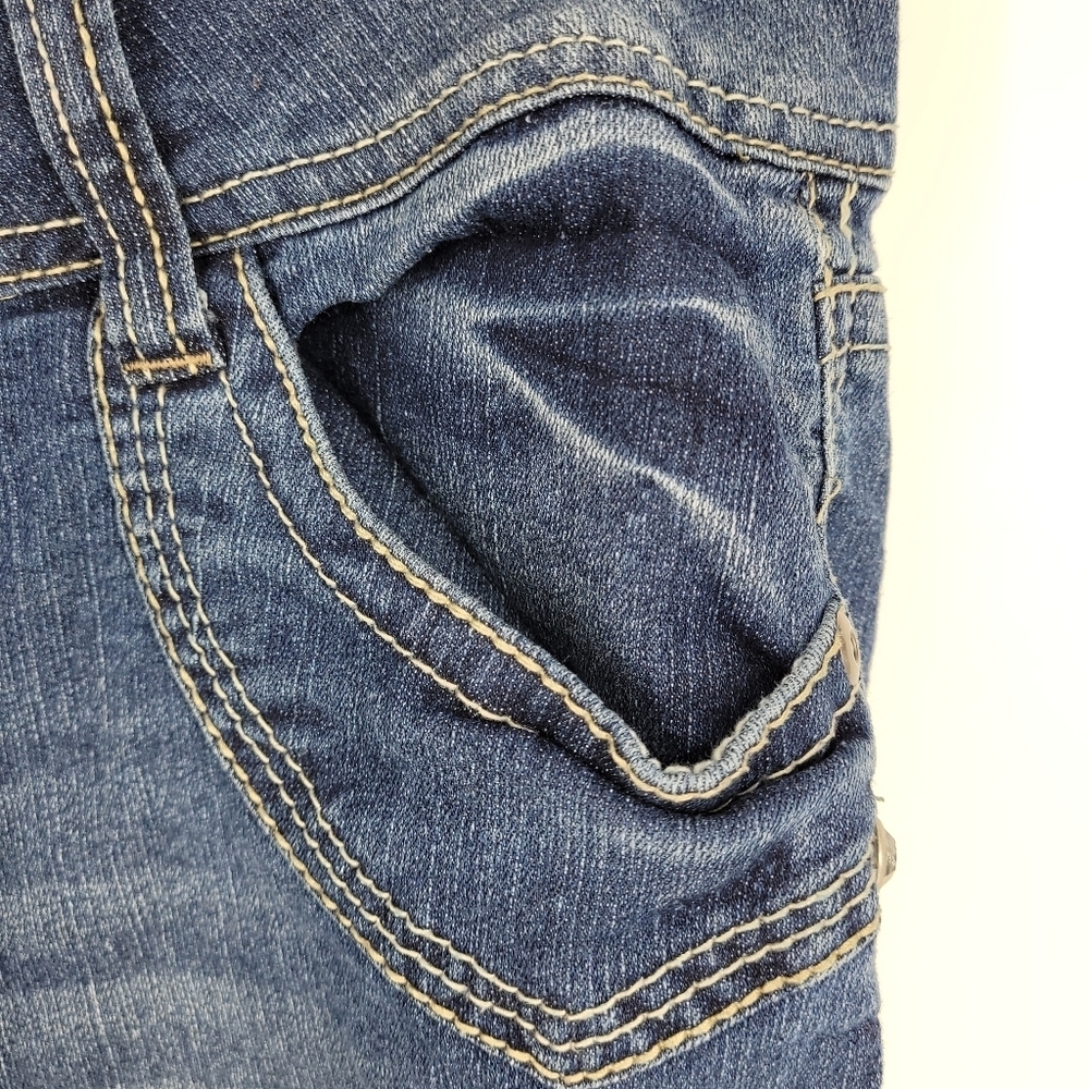 No Boundaries Womens Embroidered Rolled Cuff Bermuda Jean Shorts Size 17 - Picture 5 of 10